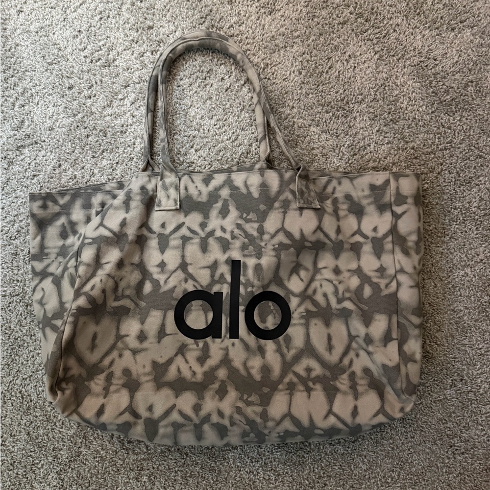 ALO Yoga Patterned Tote Bag in Gray and Cream